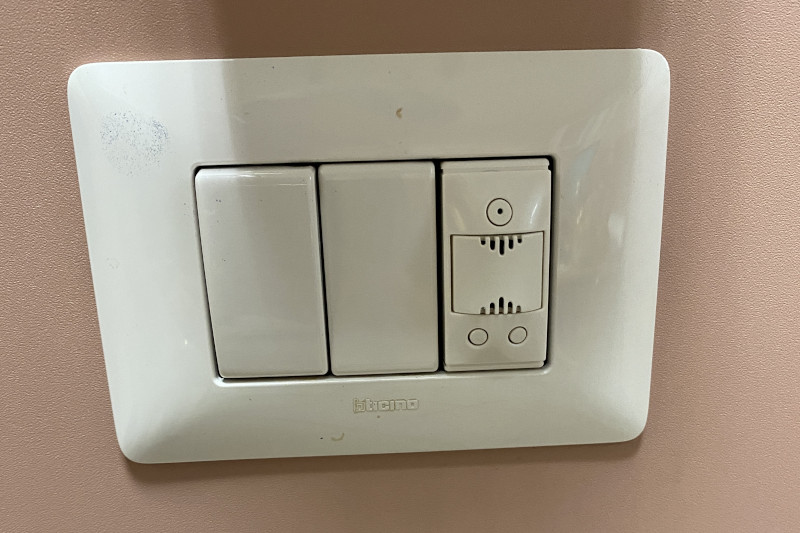 Installazione di sonde ambiente all’interno di una scatoletta elettrica