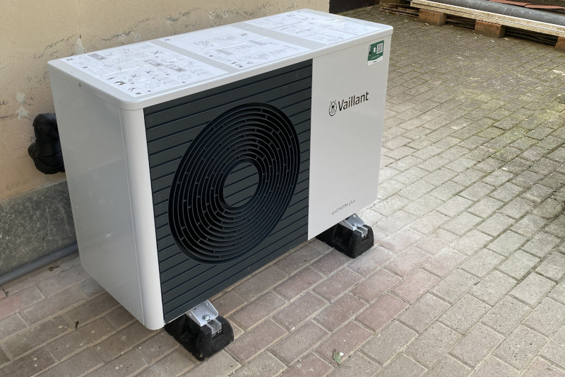 Pompa di calore monoblocco da esterno Vaillant aroTHERM plus installata su basamento Pompa di calore monoblocco da esterno Vaillant aroTHERM plus installata su basamento